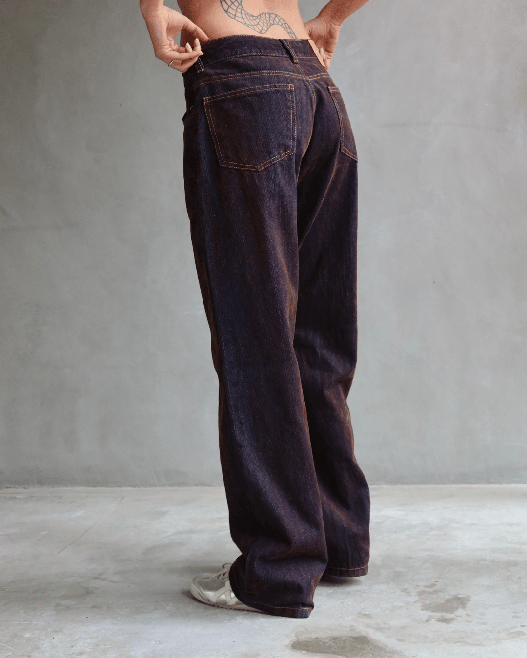 JEAN LOW WIDE FIT TEXTURED ZIGZAG AZUL/CAFÉ