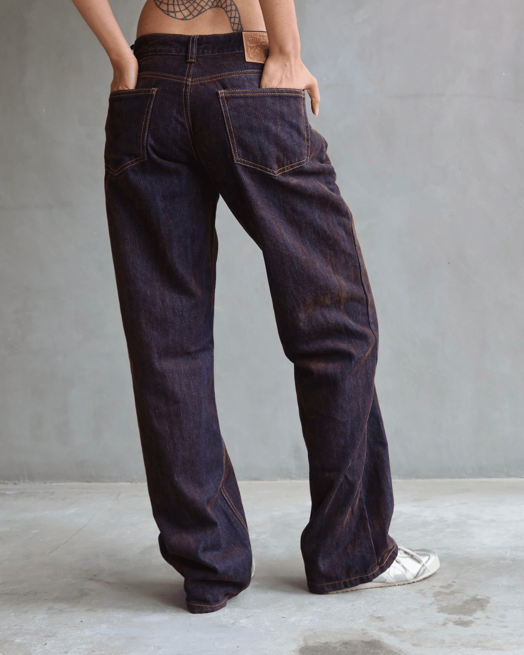 JEAN LOW WIDE FIT TEXTURED ZIGZAG AZUL/CAFÉ