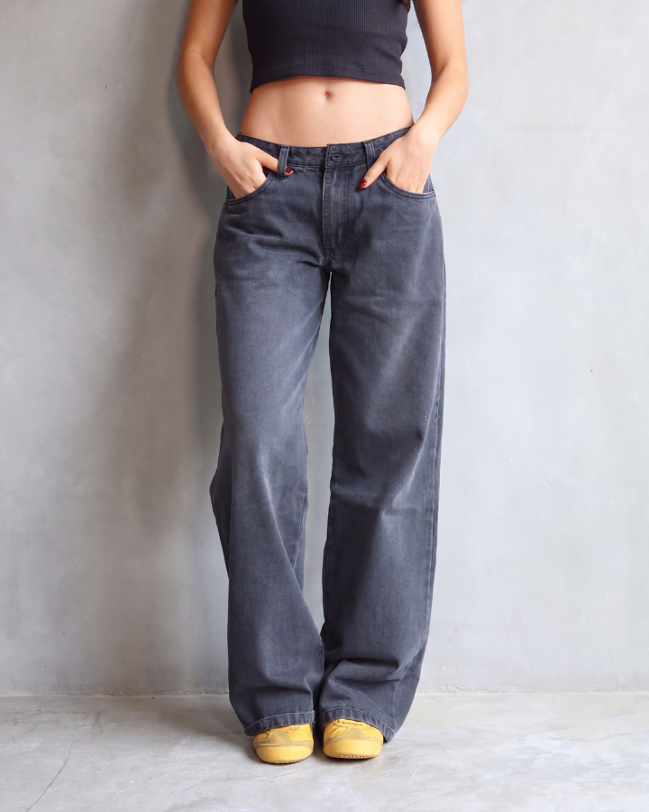 JEAN LOW WIDE FIT TIRO BAJO ANCHO NEGRO