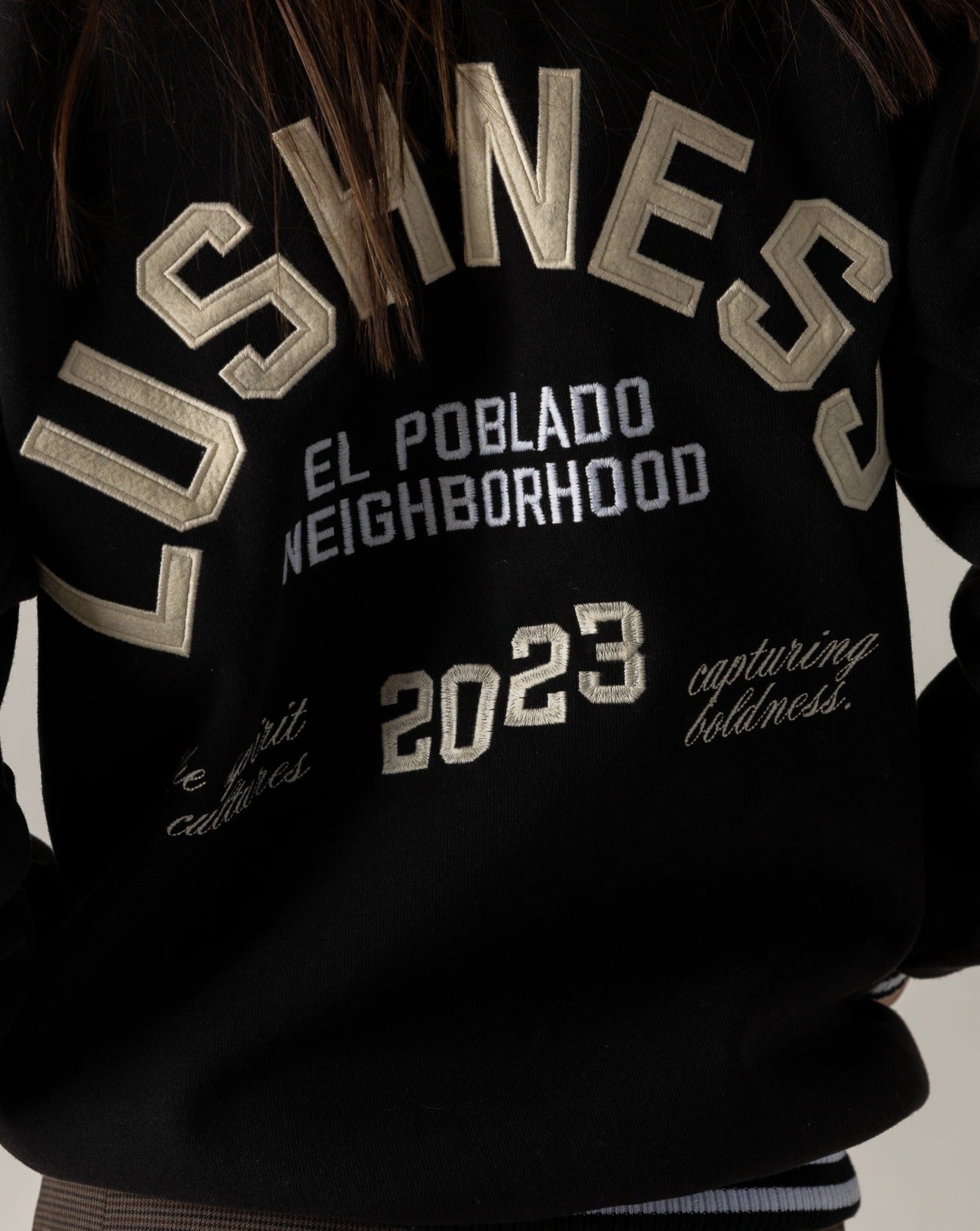 CHAQUETA BEISBOLERA VARSITY LUSHNESS NEGRA